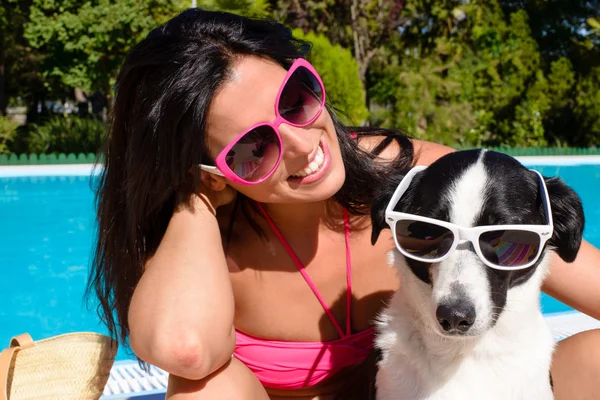 Vrouw en plezier op zomervakantie hond. — Stockfoto