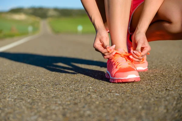 Γυναίκα ραφής παπούτσια για τρέξιμο πριν από την άσκηση — Φωτογραφία Αρχείου