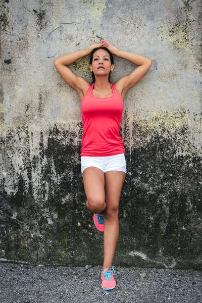Kadın atlet bir egzersiz dinlenme alarak — Stok fotoğraf