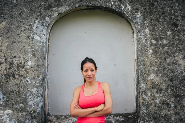 Mulher fitness com braços cruzados — Fotografia de Stock