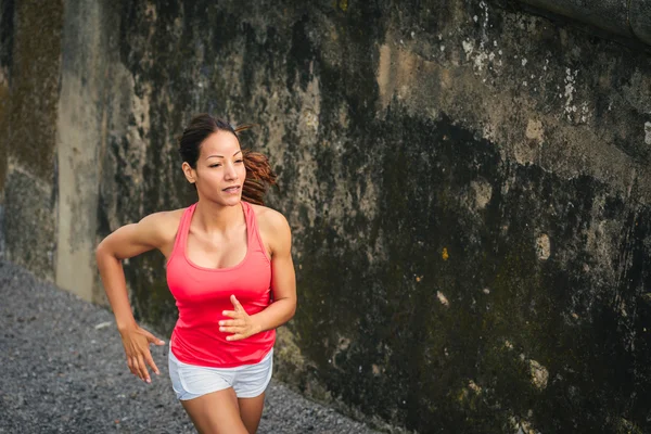 Donna ahtlete correre all'aperto — Foto Stock