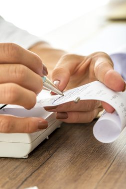 Yazıcı çıktısı tutarak ve veri çember eller