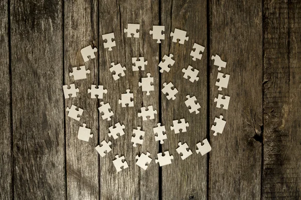 Peças de quebra-cabeça em branco colocadas em um círculo — Fotografia de Stock