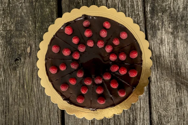 Вид зверху смачний цілий шоколадний торт, прикрашений свіжим — стокове фото