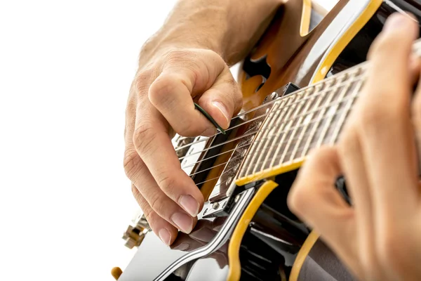 Chitarrista maschio che suona la chitarra nera usando un plettro — Foto Stock
