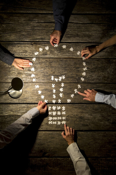 Команда из шести бизнесменов и женщин объединяет усилия и усилия, чтобы
 