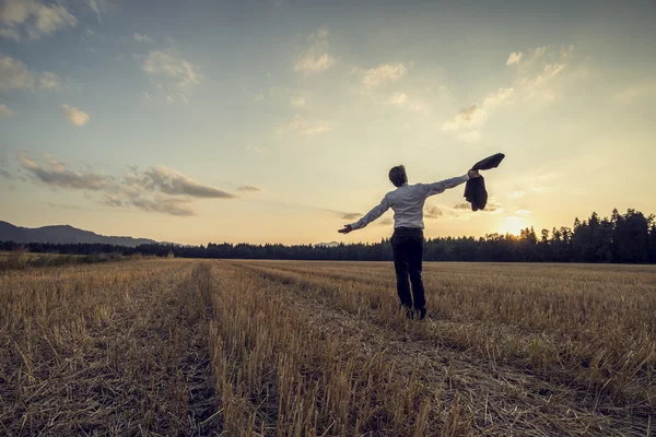 Hombre en traje elegante de pie en el medio del campo de corte — Foto de Stock