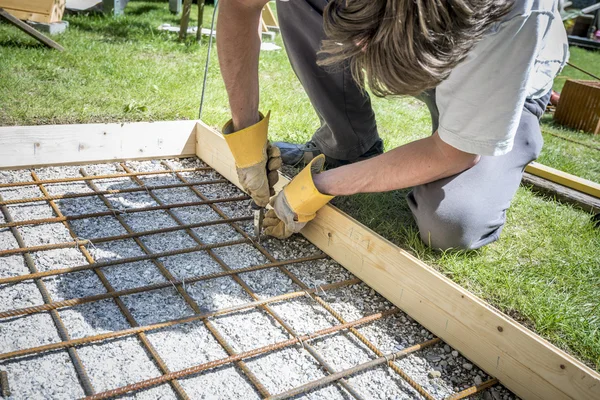 Close-up van een man die een net van stalen staven — Stockfoto