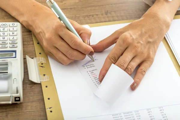 Niedrigwinkel-Ansicht einer Buchhalterin, die die Zahlen zusammenfasst — Stockfoto