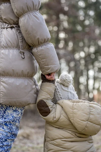 Moeder hand in hand met haar kind peuter buiten in het bos — Stockfoto