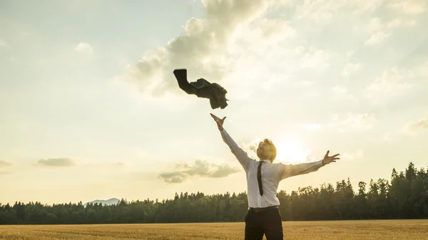 Счастливый успешный бизнесмен бросает пальто в воздух — стоковое фото