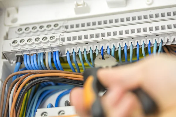 Eletricista reparar fiação defeituosa — Fotografia de Stock