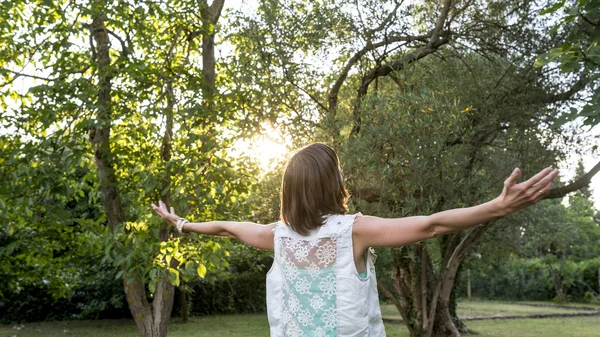 Junge Frau feiert die Morgensonne — Stockfoto