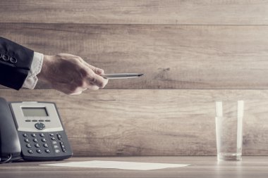 Yandan holding kalem kağıt üzerinde kapat