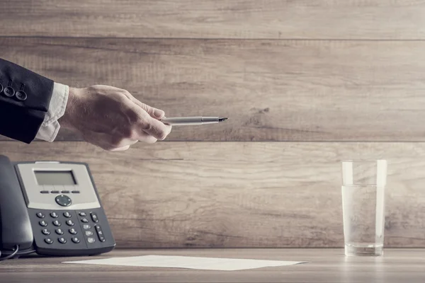 Cierre en la mano sosteniendo la pluma sobre papel — Foto de Stock