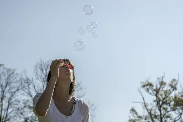 Wanita meniup gelembung di luar — Stok Foto