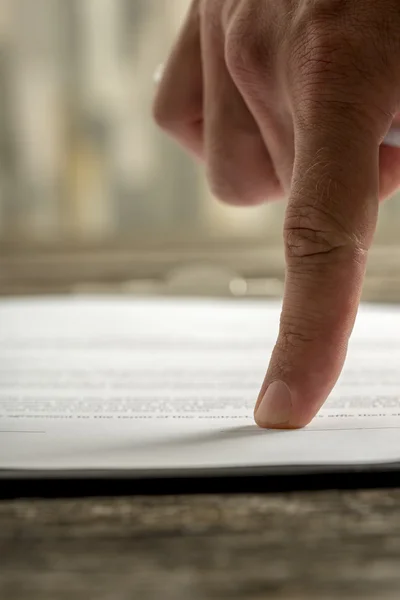 Sözleşme imza bölümüne işaret parmak — Stok fotoğraf