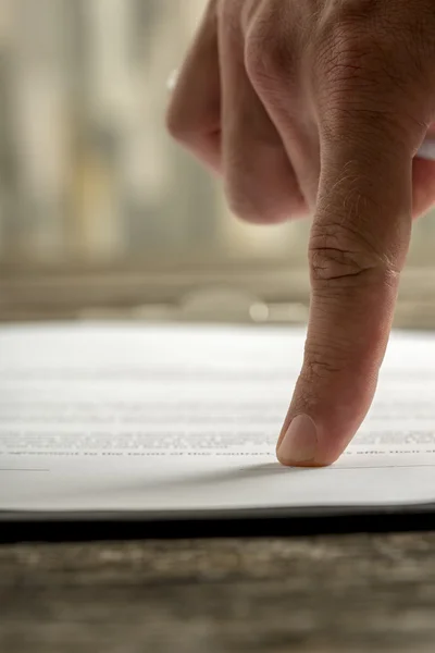 Vinger wijzen aan handtekening gedeelte op contract — Stockfoto