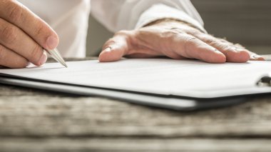İş belge imzalama Beyaz tişörtlü adam