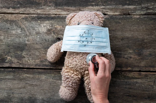 Stethoskopscheibe Einem Teddybär Mit Medizinischer Schutzmaske Auf Der Ein Covid — Stockfoto