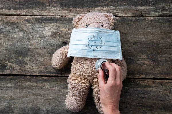 Stetoskopskiva Nalle Som Bär Medicinsk Skyddsmask Med Ett Covid Virus — Stockfoto