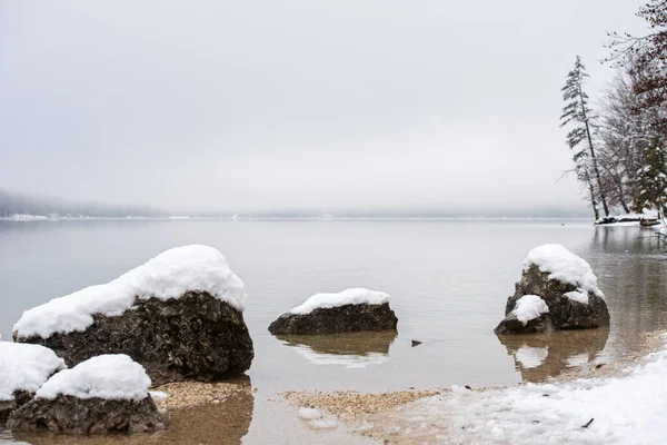 Спокійне Зимове Озеро Бохіндж Вкритими Снігом Скелями Виходять Води — стокове фото