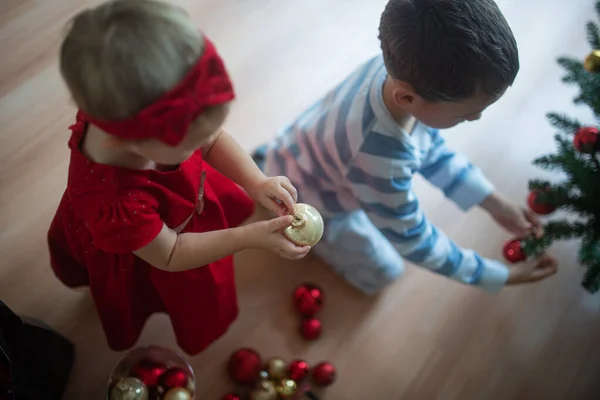 Von Oben Betrachtet Schmücken Kleinkinder Den Weihnachtsbaum Mit Roten Und — Stockfoto