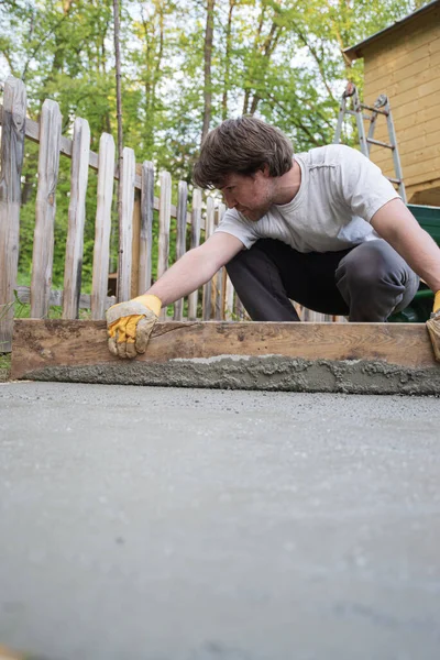Low Angle View Man Leveling Fresh Cement Build Foundation Backyard — Stock Photo, Image