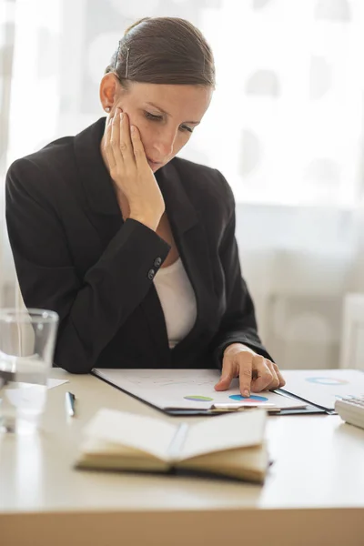 Jonge Zakenvrouw Zit Aan Haar Bureau Bekijkt Documenten Rapporten Een — Stockfoto