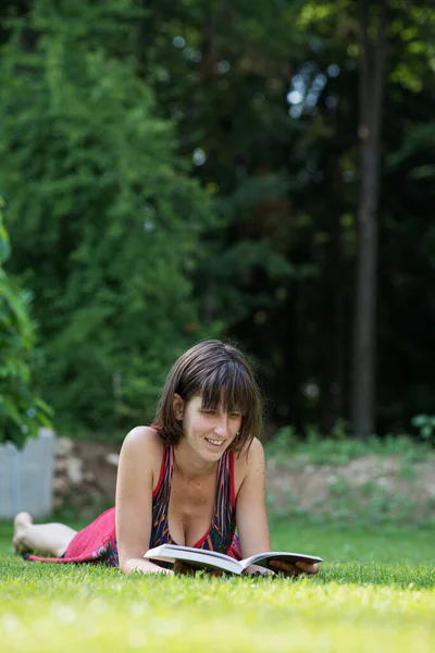 Relaxé Gai Jeune Femme Couché Dans Herbe Verte Lecture Livre — Photo