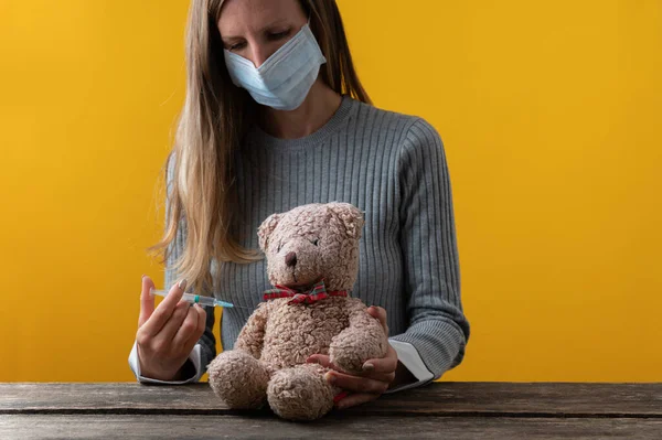 Jonge Vrouw Dokter Met Medisch Beschermend Masker Die Een Teddybeer — Stockfoto