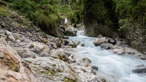 Corriente Agua Que Fluye Través Hermosa Naturaleza Rocosa Musgosa — Foto de Stock