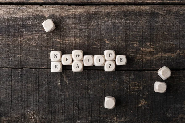 Wortspiel Aus Wörtern Realisieren Und Neues Leben Buchstabiert Auf Holzwürfeln — Stockfoto