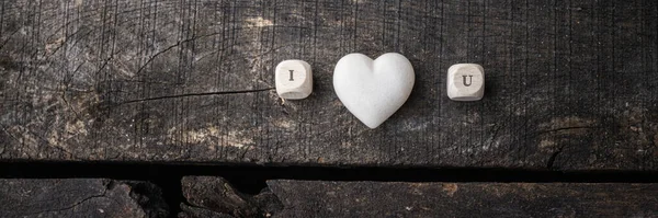 Miluju Když Dřevěném Dlaždici Píše Nápis Mramorovým Srdcem Uprostřed Přes — Stock fotografie
