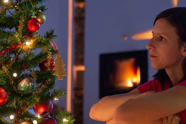 Jonge Vrouw Zoek Naar Een Versierde Kerstboom Met Vakantieverlichting Open — Stockfoto
