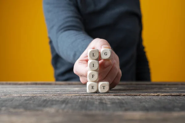 Vita Dono Immagine Concettuale Con Mano Maschile Organizzare Dadi Legno — Foto Stock