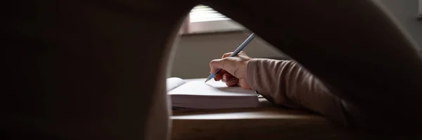 Bajo Vista Del Brazo Una Mujer Escribiendo Cuaderno Casa — Foto de Stock