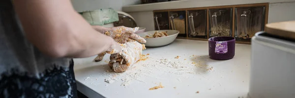 Mutfak Tezgahında Patates Gnocchi Için Hamur Yoğuran Bir Kadın — Stok fotoğraf