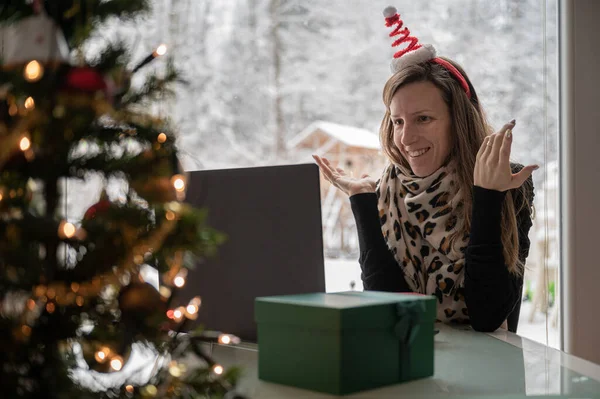 Junge Frau Mit Weihnachtsmann Haar Gespräch Mit Familie Oder Freunden — Stockfoto