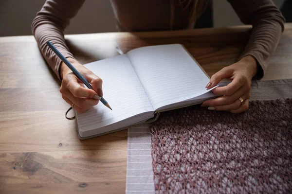 Mulher Escrevendo Bloco Notas Branco Com Lápis Mesa Jantar Madeira — Fotografia de Stock