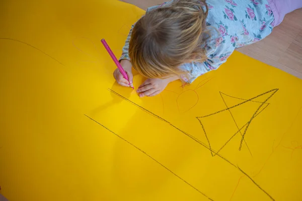 Menina Criança Deitada Chão Desenho Grande Pedaço Papel Amarelo — Fotografia de Stock