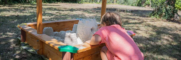 Criança Brincando Com Castelo Construção Areia Fora Dia Ensolarado — Fotografia de Stock