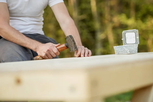 Vista Cerca Hombre Usando Mazo Para Clavar Clavo Una Casita — Foto de Stock