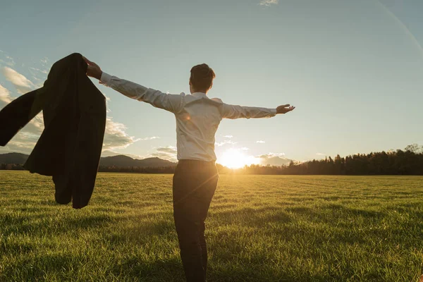 Vista Trasera Hombre Negocios Sosteniendo Traje Pie Hermoso Prado Verde —  Fotos de Stock