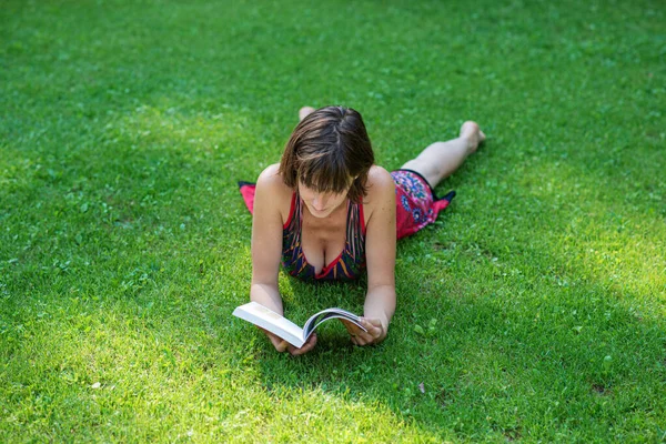 Jeune Femme Allongée Dans Herbe Verte Lisant Livre — Photo