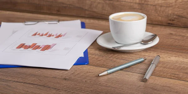 Frischer Heißer Kaffee Auf Dem Schreibtisch Neben Dem Papierkorb Mit — Stockfoto