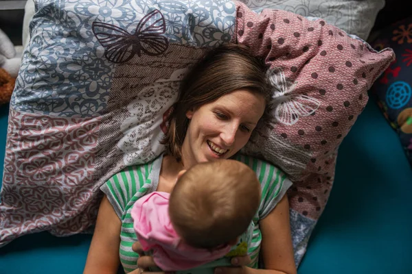 Feliz Joven Madre Acostada Cama Con Bebé Encima Ella Momento — Foto de Stock