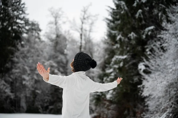 Young Woman Black Winter Hat Standing Beautiful Snowy Nature Her — Stock Photo, Image