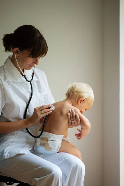 Médico Pediátrico Femenino Que Usa Estetoscopio Médico Para Escuchar Los — Foto de Stock