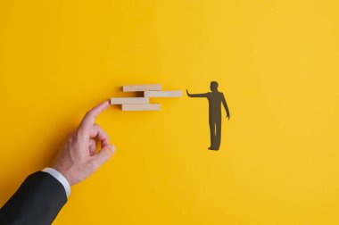 Takım çalışmasının kavramsal görüntüsü ve erkek eli ile problem çözme ve siluetli erkek figürü ahşap bloklar düzenleme.